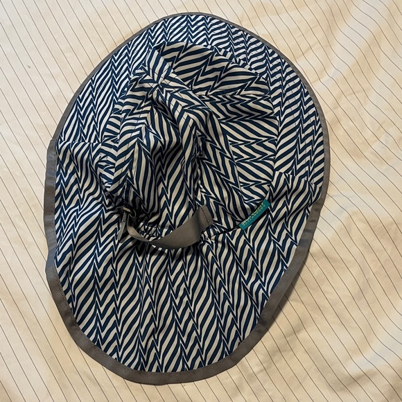 Sunday afternoons sun hat 1-3 yrs - Picture 1 of 3